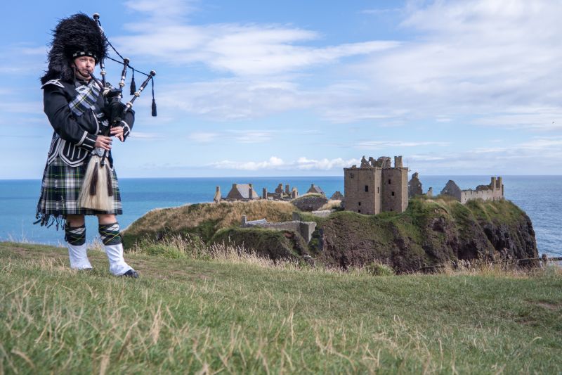 traditional-scottish-bagpiper-full-dress-code